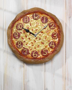 Pizza er kun fetende når du spiser det klokka 20.01, men ikke klokka 19.59, da er det slankende...(ja, jeg tuller)